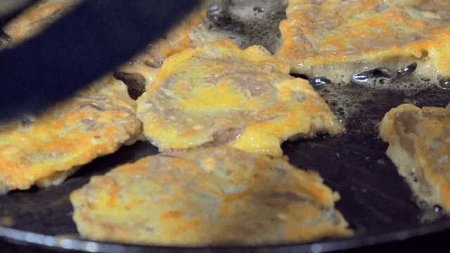 팬에서 부쳐지는 육전