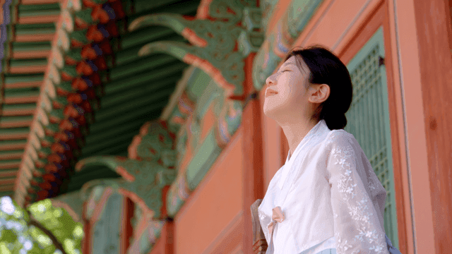 전통 건물에서 한복을 입은 여성