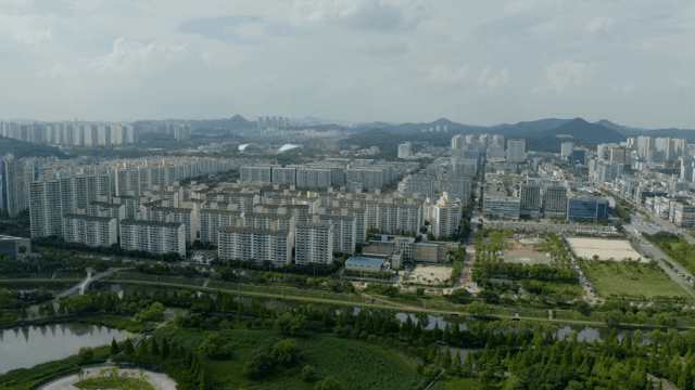 녹색 공원이 있는 광활한 도시 풍경