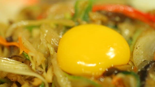 양장피와 계란 노른자를 섞는 젓가락