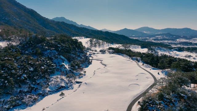 평화로운 눈 덮인 산과 계곡