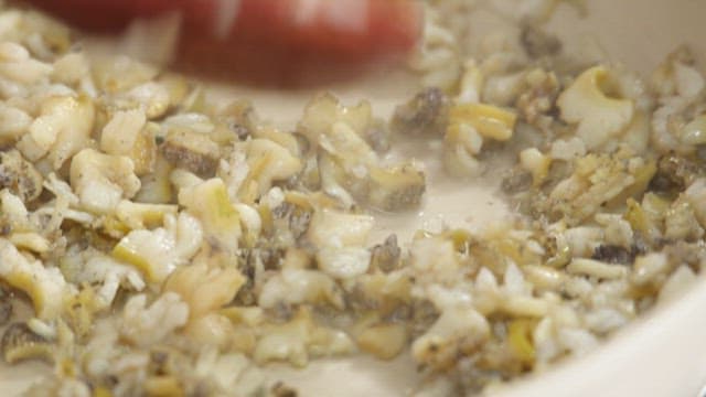 밥과 함께 볶는 다진 전복