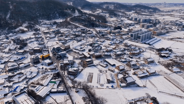 눈 덮인 마을과 주변 산들