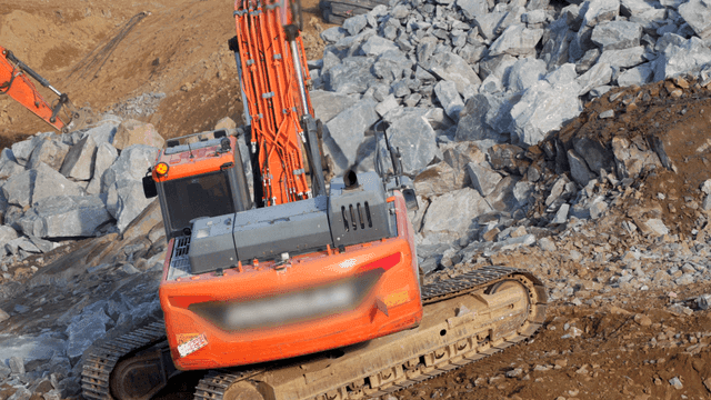 바위 지형에서 작업하는 굴착기