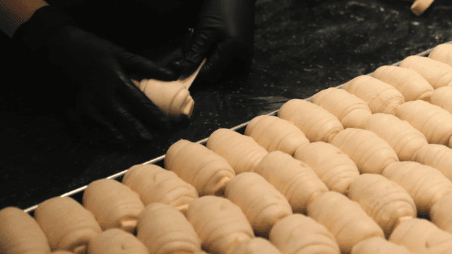 반죽을 둥글게 말아 제빵하는 소금빵