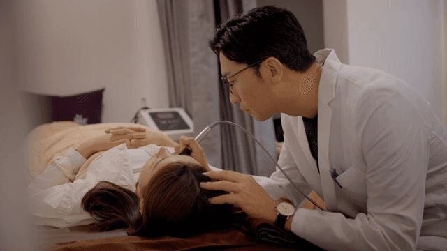 의사가 피부 관리 시술을 진행하는 모습