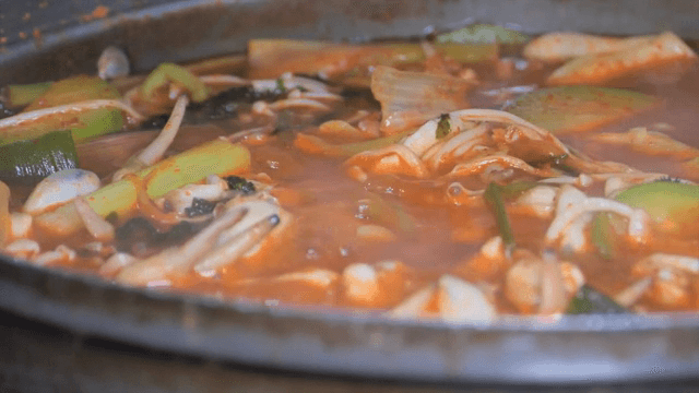야채와 함께 끓는 매운 맛조개 찌개