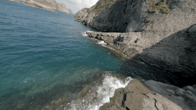맑은 바다와 바위 해안선