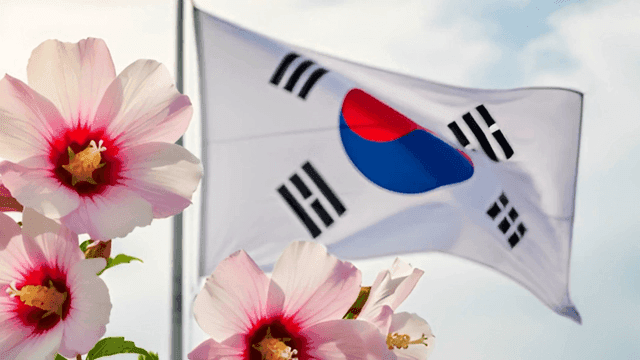 무궁화와 함께 펄럭이는 태극기