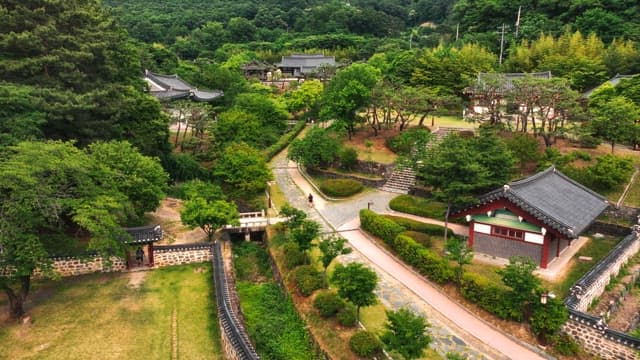 산 배경의 전통 한옥 마을