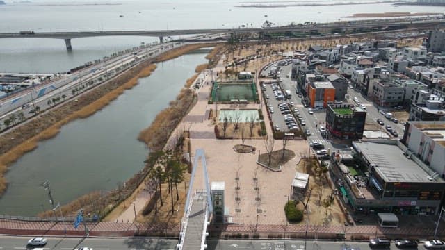 도심 근처 강변 공원