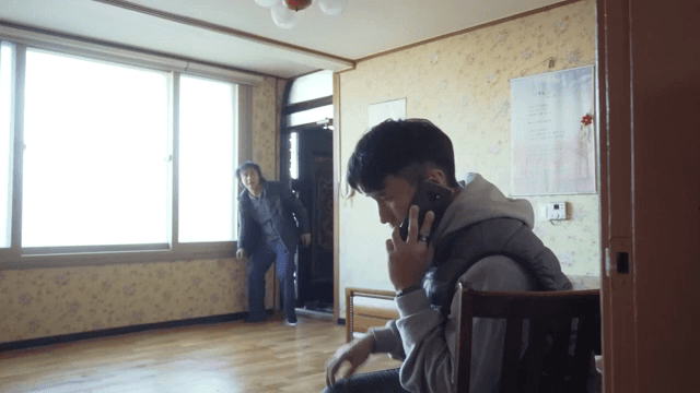 방으로 들어오는 남성