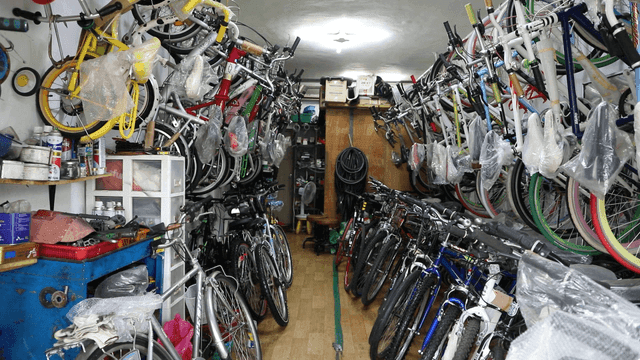 다양한 자전거로 가득한 자전거 가게