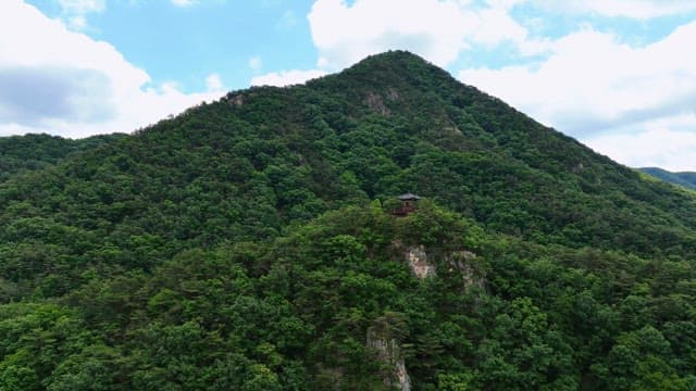 맑은 하늘 아래 푸른 산
