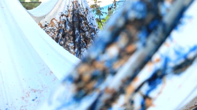 물감으로 그림이 그려진 흰 천