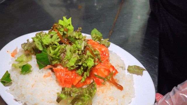 밥 위에 올라간 상추와 김치