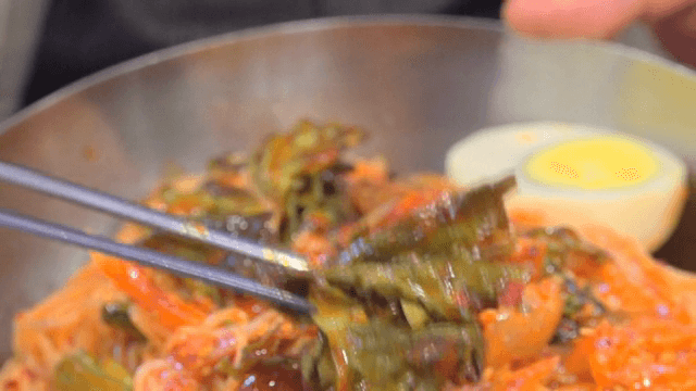 비빔국수에 있는 상추