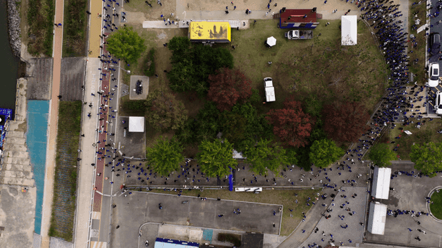 많은 사람들이 참가한 가을 공원 마라톤 행사