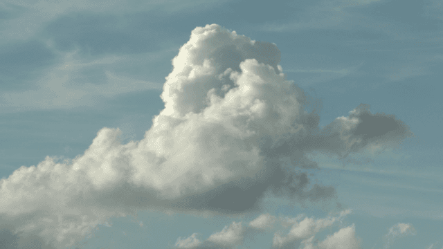 맑은 하늘에 떠 있는 구름