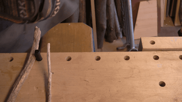 작업장에서 나뭇가지를 정리하는 목공