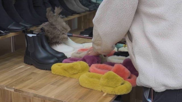 진열된 신발을 정리하는 신발 가게 주인