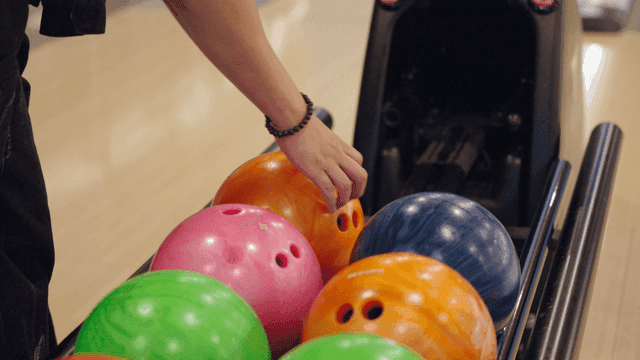볼링공을 고르는 모습