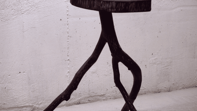 전시된 예술적인 나무 조각