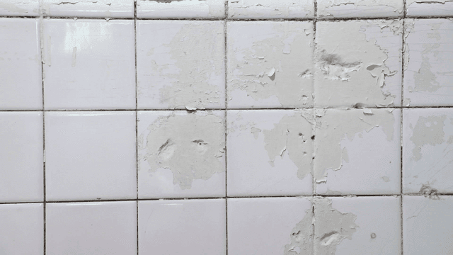 낡고 벗겨진 욕실 타일