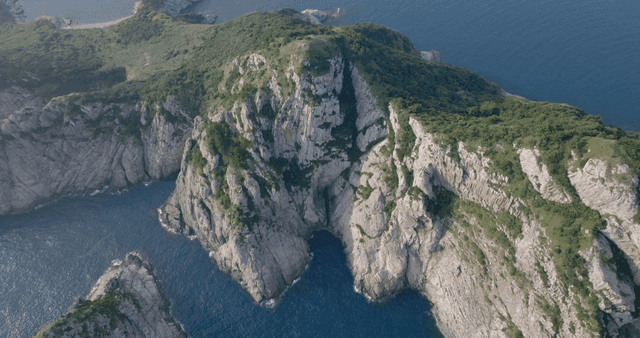 바다 옆 바위 절벽의 항공 뷰