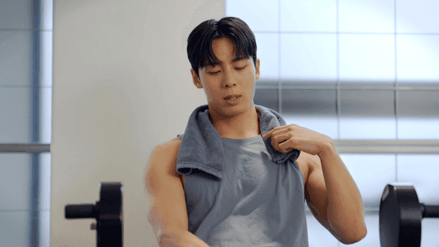 기구를 사용하여 헬스장에서 운동하는 남성