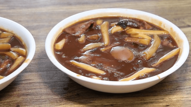 그릇에 담긴 한국식 짜장떡볶이