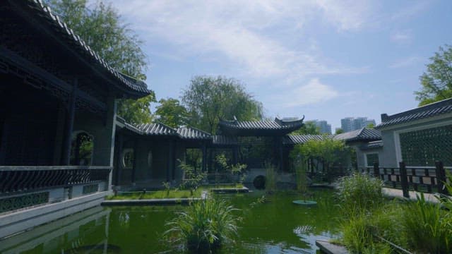 맑은 하늘 아래 조용히 명상을 즐기기 좋은 월화원