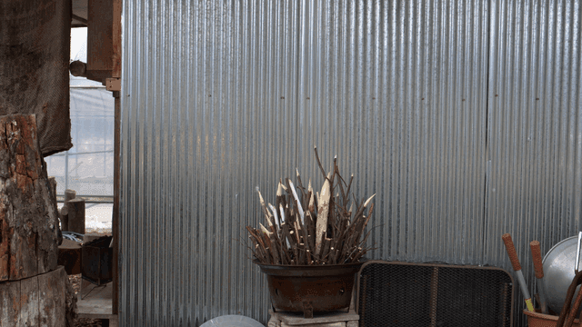 야외에 배치된 날카로운 나무 공예품