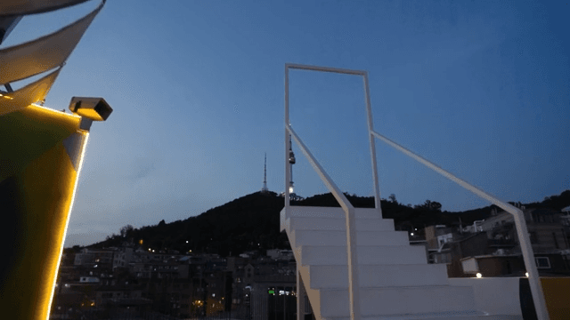 하얀색 계단이 있는 루프탑의 도시전망