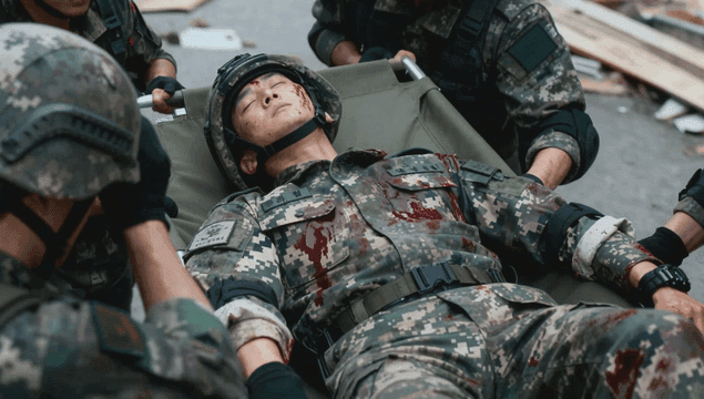 부상당한 동료를 옮기는 군인들