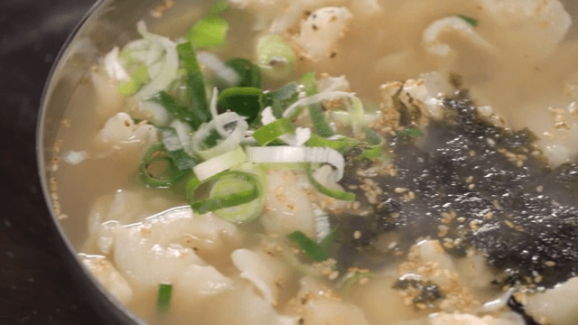 파와 김을 곁들인 손수제비 한그릇