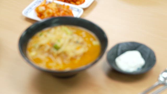 김치, 수란과 함께 플레이팅된 라면 한 그릇