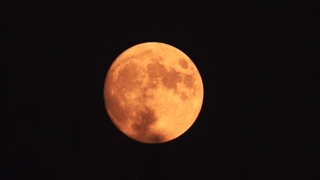 자세한 표면이 보이는 밤하늘의 보름달