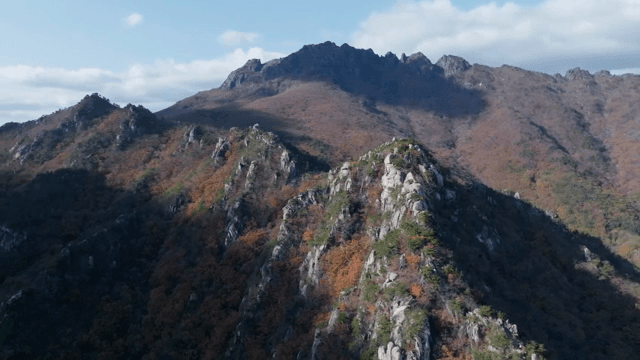 가을 단풍이 든 산맥