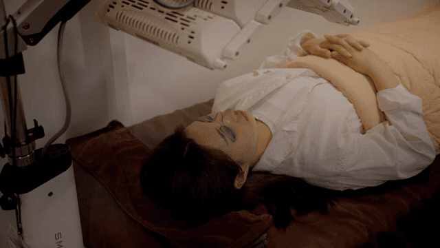 피부 관리 시술을 받는 여성