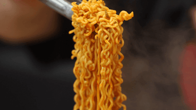 집게로 집은 부대찌개 라면