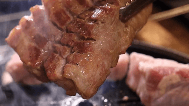 그릴에서 구워지는 돼지고기