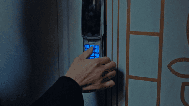 현관문 비밀번호를 누르는 손