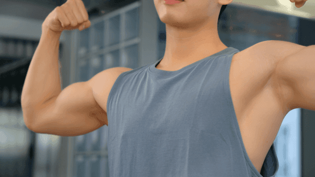 실내에서 근육을 자랑하는 남성