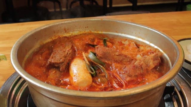 식당의 테이블 위에서 끓고 있는 돼지갈비 찌개