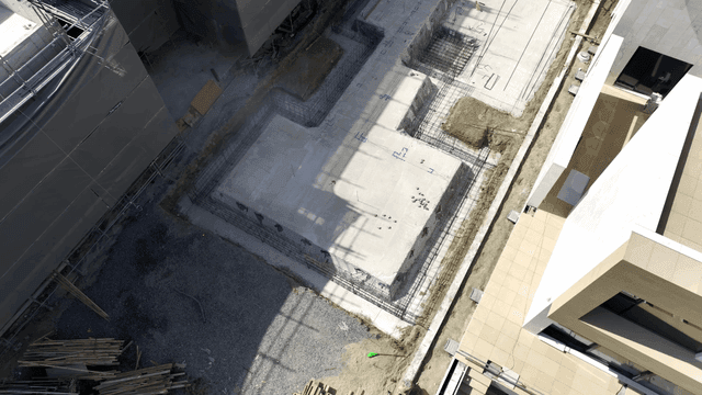 기초 공사가 진행 중인 건설 현장