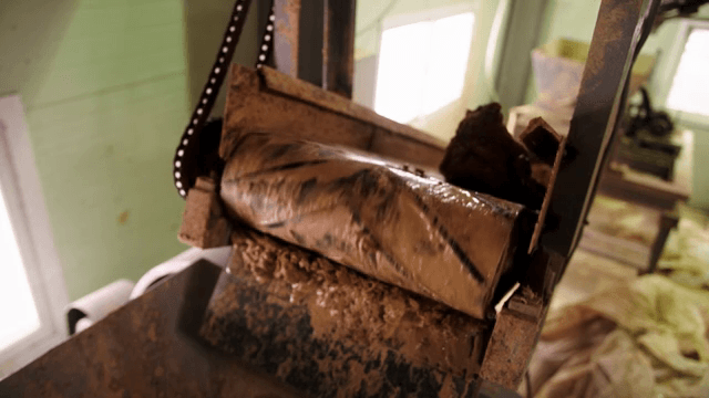 컨베이어 벨트에서 처리되는 진흙