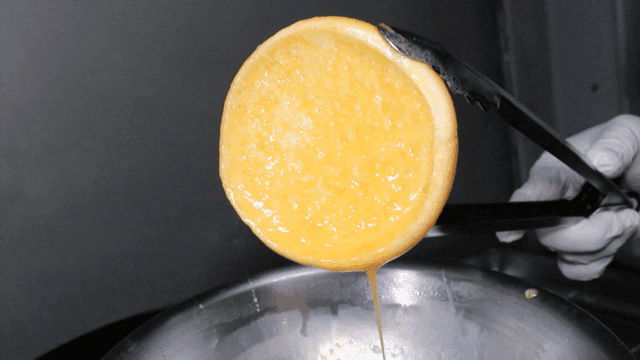 계란물에 담근 햄버거 번