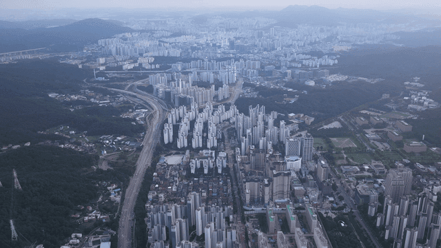 고층 아파트들이 있는 광활한 도시 풍경