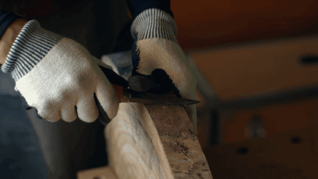 장인이 정교하게 나무를 조각하는 모습